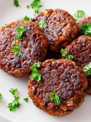 Teller mit veganen Frikadellen aus Bohnen, Linsen und Sojagranulat
