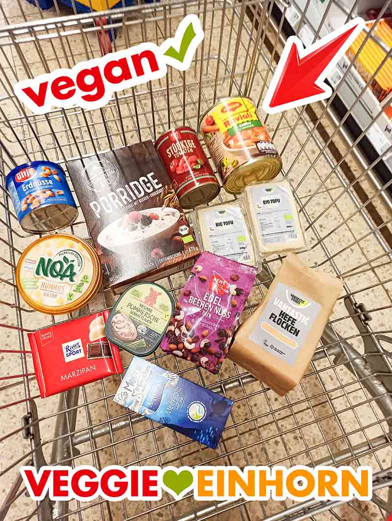 Die Dose Maggi Gemüse Ravioli zusammen mit anderen veganen Lebensmitteln im Einkaufswagen bei Rewe