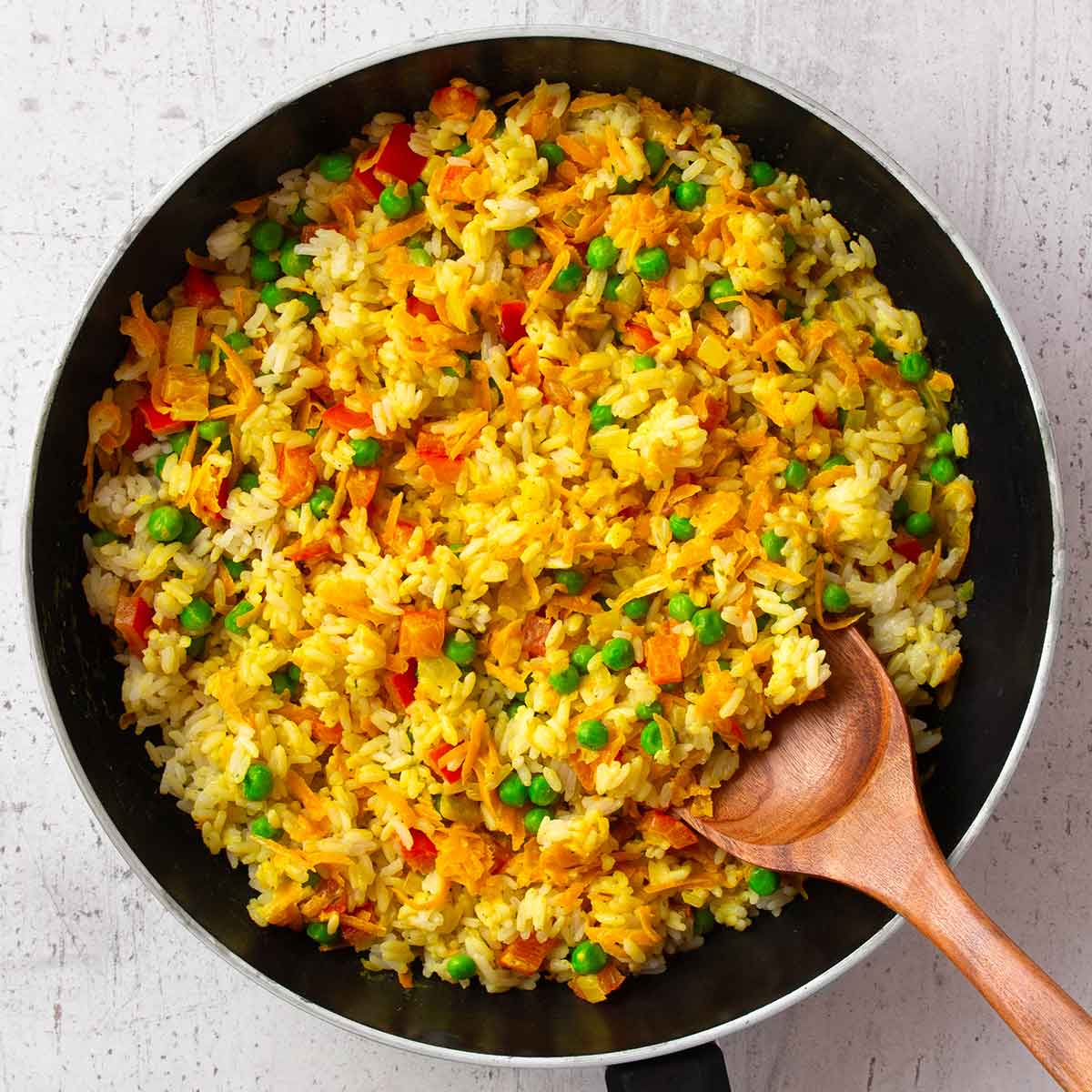 Vegane Gemüsepfanne mit Reis und Frischkäse