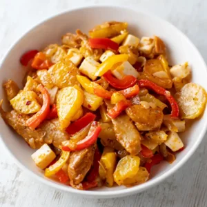 Vegane Gyrospfanne mit Kartoffeln, Feta und Paprika.