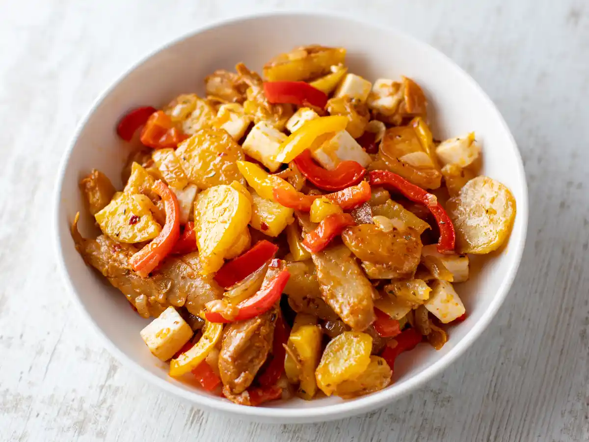 Vegane Gyrospfanne mit Kartoffeln, Feta und Paprika.