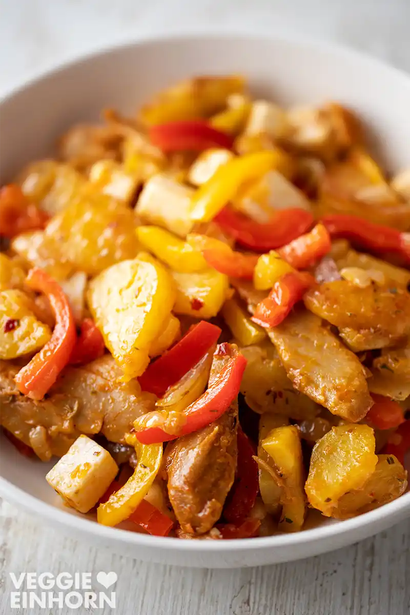 Vegane Gyrospfanne mit Kartoffeln, Paprika und veganem Feta