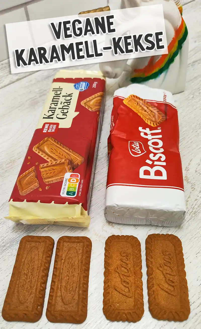 Zwei Packungen vegane Karamellkekse von Rewe und von Lotus Biscoff, davor liegen einige ausgepackte Kekse.