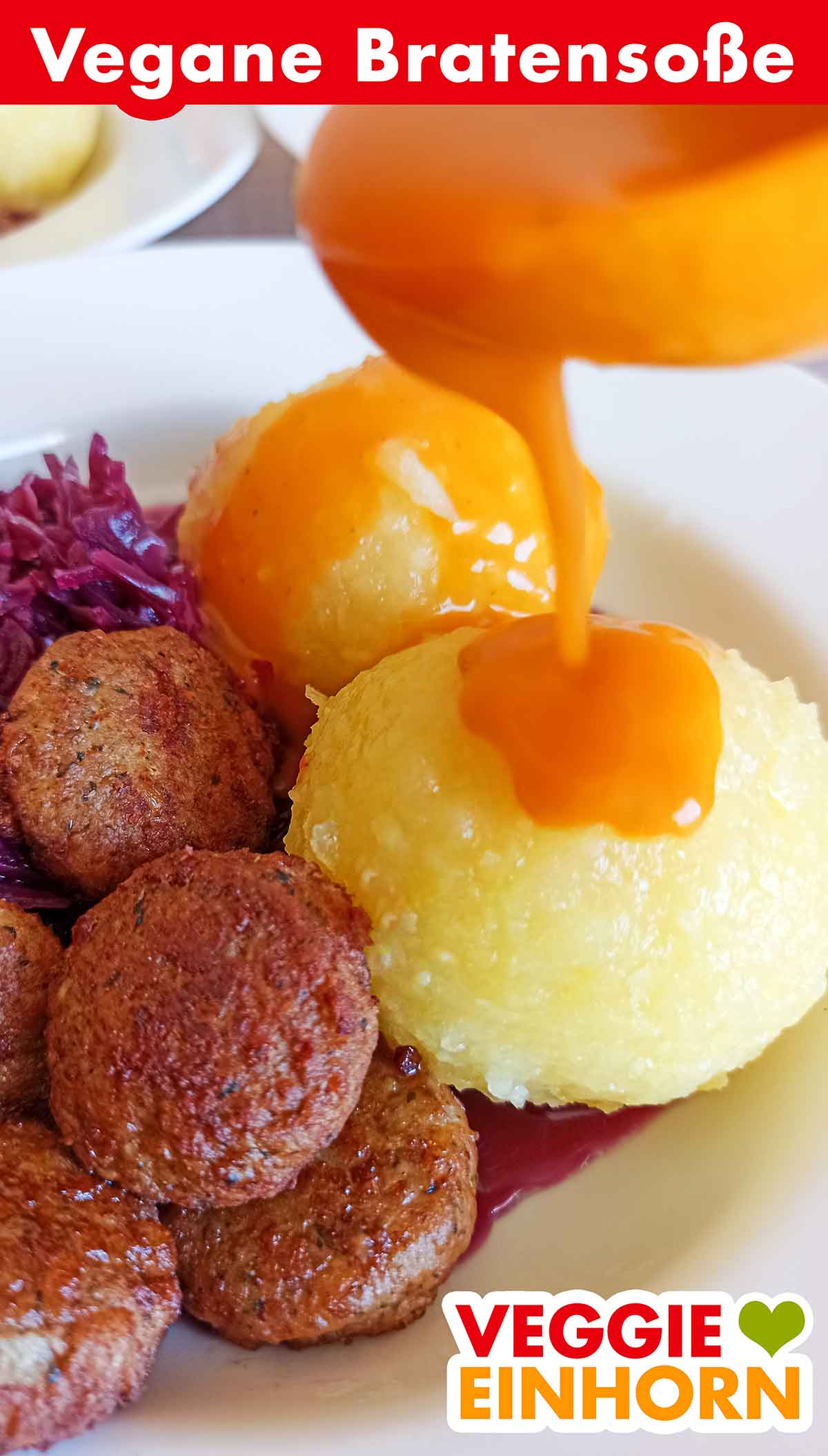Die Bratensoße ist vegetarisch und vegan. Vegane Bratensoße wird auf einen veganen Kartoffelknödel gegossen.