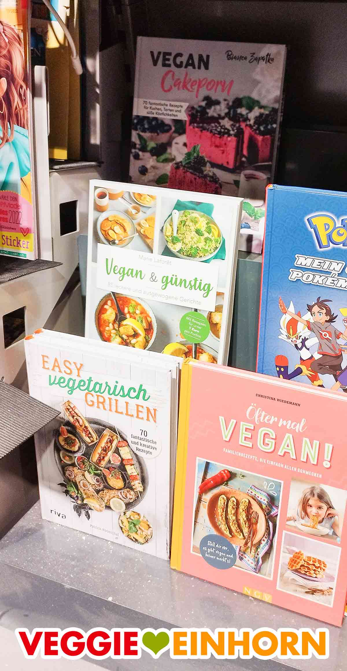 Verschiedene vegane Kochbücher im Regal im Supermarkt