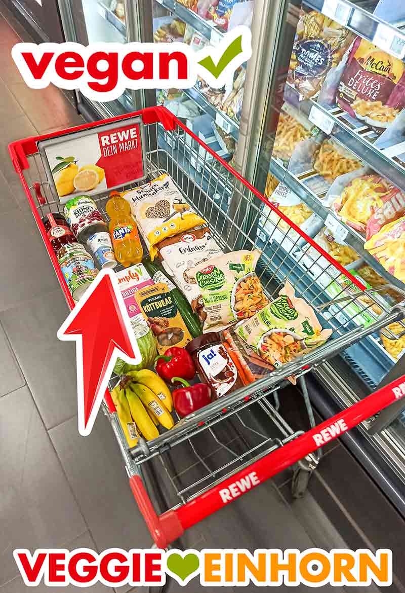 Rewe Einkaufswagen mit veganen Lebensmitteln und Rama Kochcreme