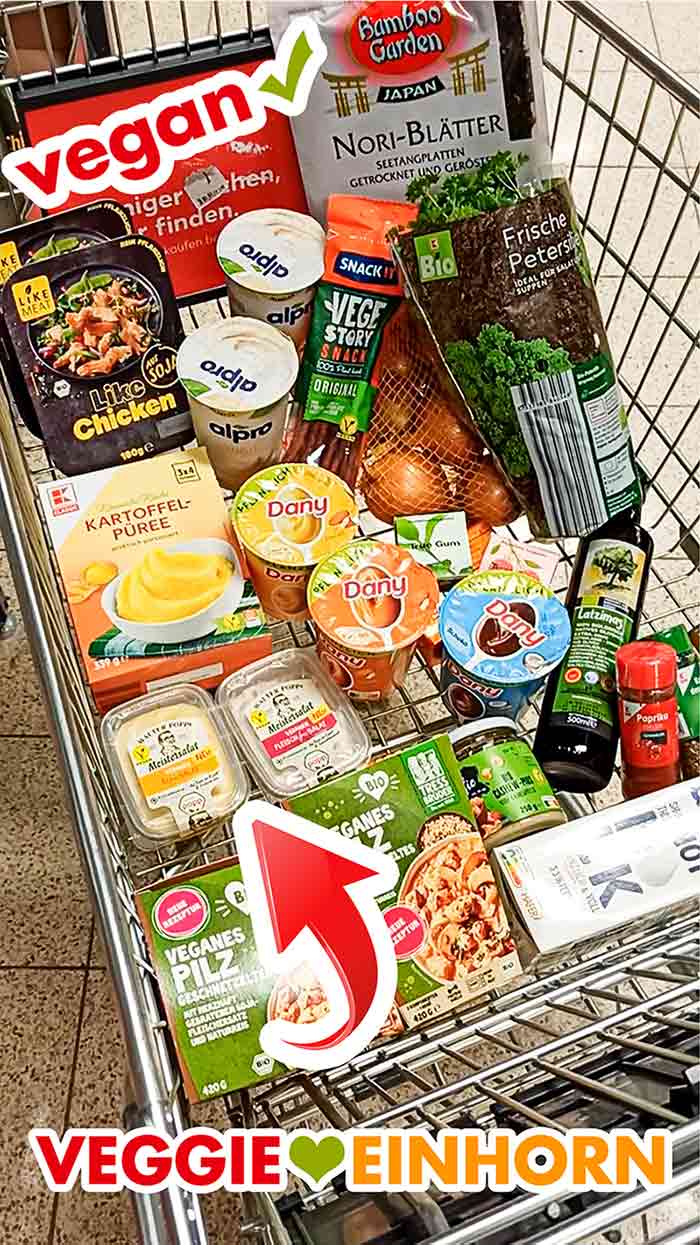 Einkaufswagen mit veganen Lebensmitteln im Supermarkt