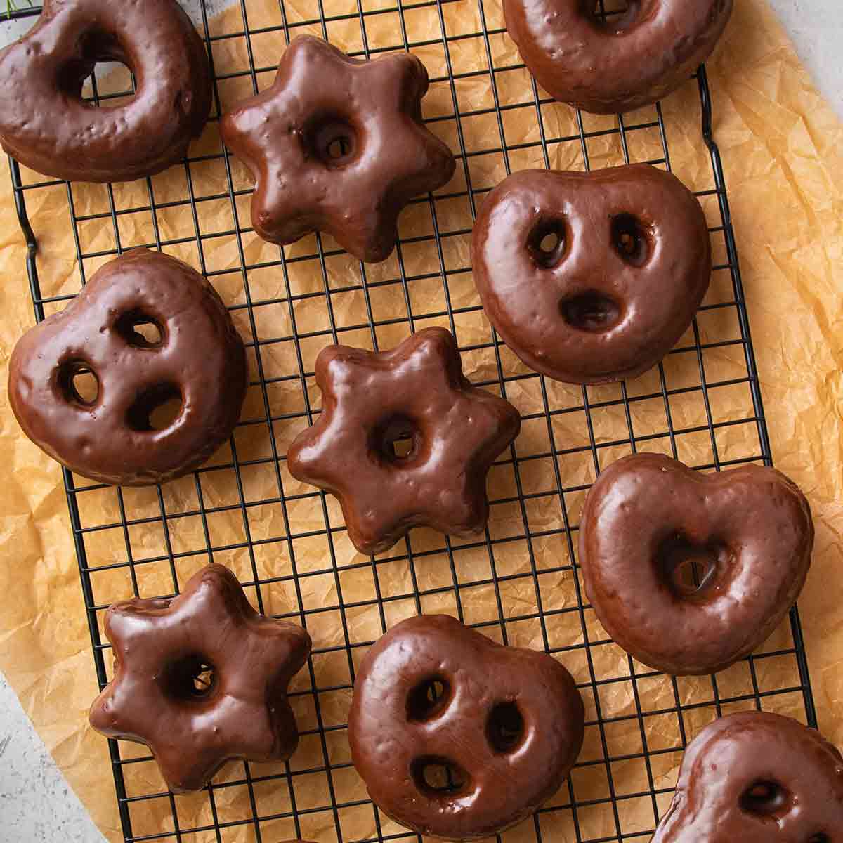 Weiche vegane Lebkuchen in Form von Herzen, Sternen und Brezeln