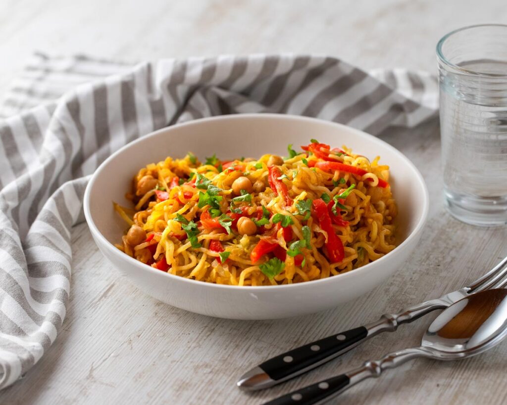 Vegane Asia-Nudelpfanne mit Weißkohl, Paprika und Kichererbsen