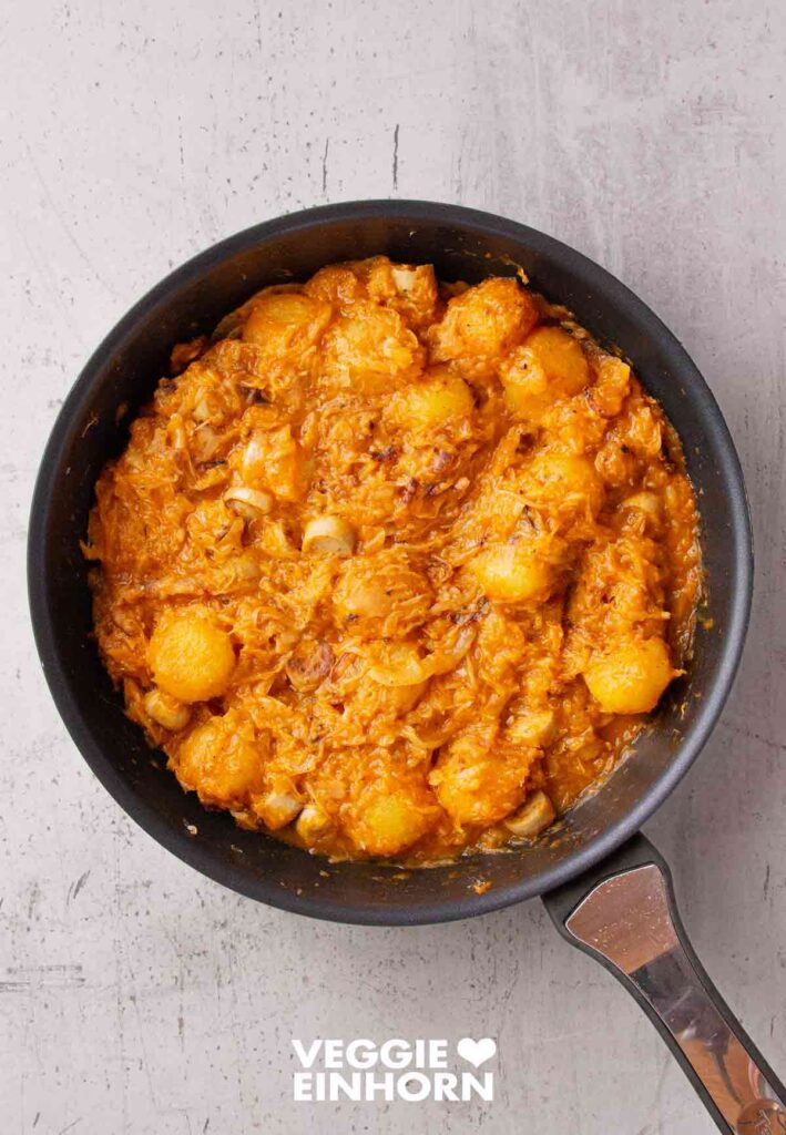 Miniknödel-Pfanne mit Sauerkraut und veganen Bratwürstchen Miniknödel-Pfanne mit Sauerkraut und veganen Bratwürstchen