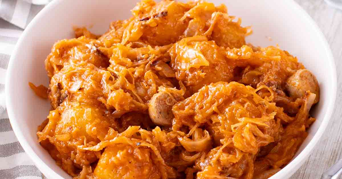 Miniknödel-Pfanne mit Sauerkraut und veganen Bratwürstchen Miniknödel-Pfanne mit Sauerkraut und veganen Bratwürstchen