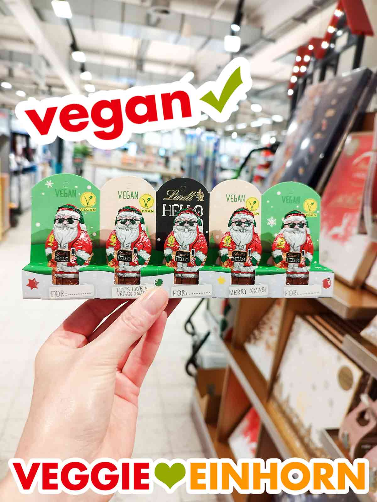 Eine Packung mit veganen Mini Weihnachtsmännern von Lindt im Supermarkt