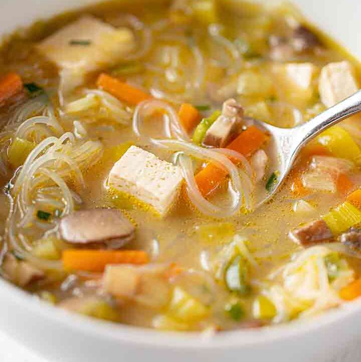 Cremige vegane Tortellini Suppe mit weißen Bohnen und Spinat