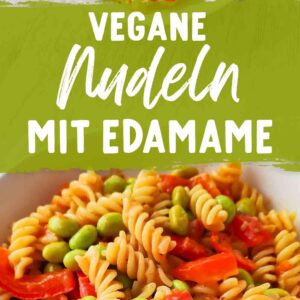 Vegane Nudelpfanne mit Edamame und roter Paprika in einer weißen Schüssel auf hellem Untergrund, mit grünem Textbanner in der Mitte.