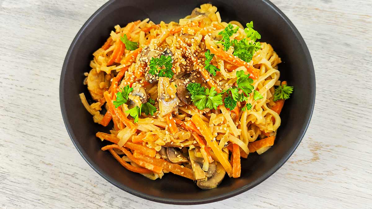 Vegane Nudeln mit Möhren, Champignons und Miso-Mandelmus-Soße