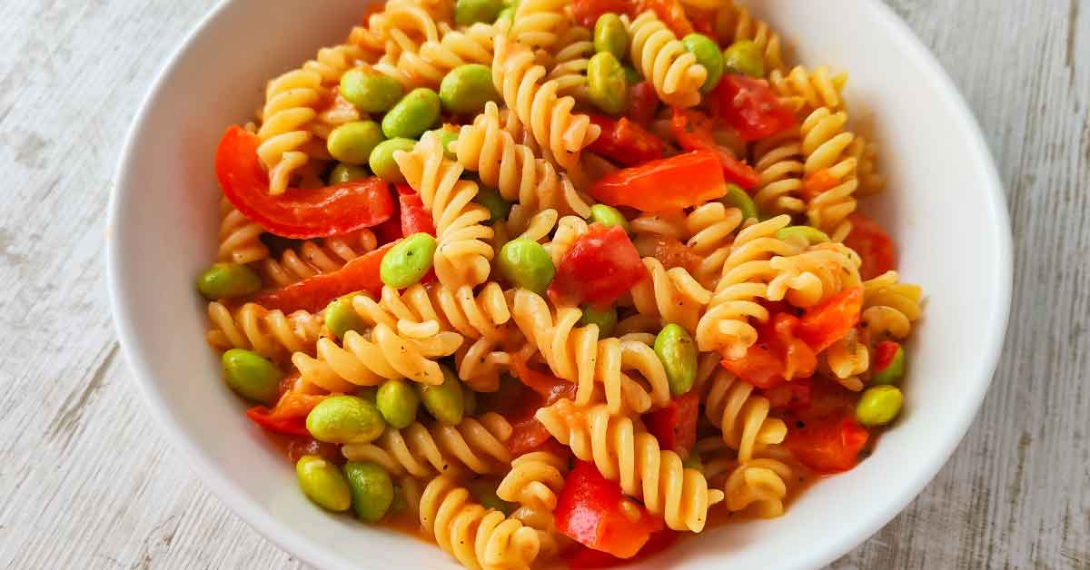 Einfache vegane Nudelpfanne mit Edamame und Paprika