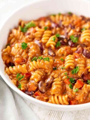 Nahaufnahme von veganer One Pot Pasta mit Kidneybohnen und Hack