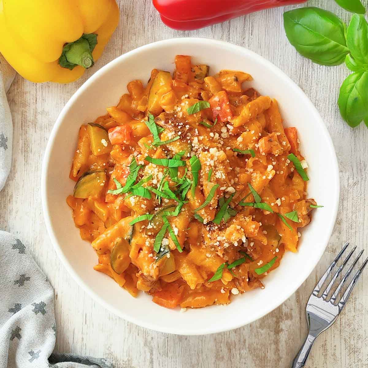 Cremige vegane One Pot Pasta mit Paprika, Zucchini und getrockneten Tomaten