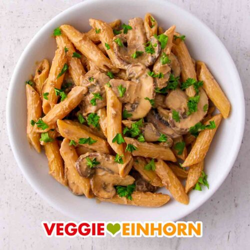 Ein Teller mit veganer Pasta mit Pilzen