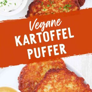 Vier knusprig gebratene vegane Kartoffelpuffer mit frischem Schnittlauch, serviert mit Apfelmus und veganem Sauerrahm. Der Text 'Vegane Kartoffelpuffer' ist in der Bildmitte auf einem orangefarbenen Banner platziert. Unten rechts das Logo von 'Veggie Einhorn'.