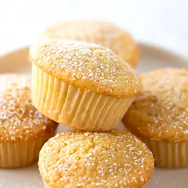 Vegane Muffins auf einem Teller als Symbolbild für die Kategorie Rezepte für vegane Muffins.