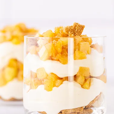 Nahansicht von einem Apfel-Spekulatiusdessert in einem Glas als Kategoriebild für vegane Weihnachtsdesserts.