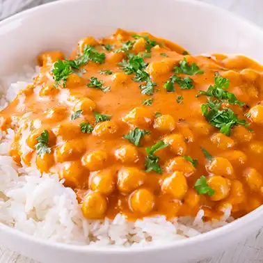 Veganes Kichererbsencurry mit Kokosmilch auf Reis als Symbolbild für die Kategorie vegane Rezepte mit Kokosmilch.