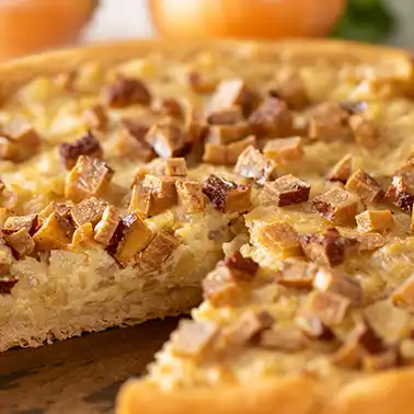 Veganer Zwiebelkuchen mit Räuchertofu-Würfeln als Symbolbild für die Kategorie vegane Rezepte mit Tofu.