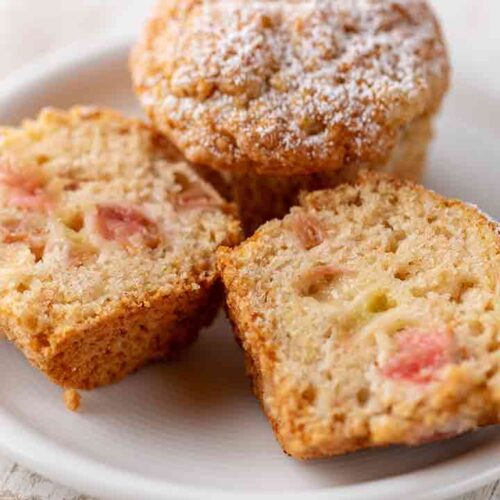 Teller mit veganen Rhabarber Muffins