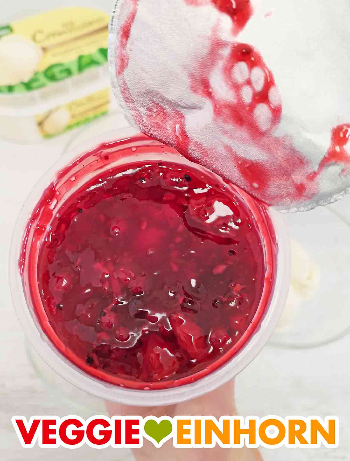 Geöffneter Becher mit roter Grütze von Dr. Oetker
