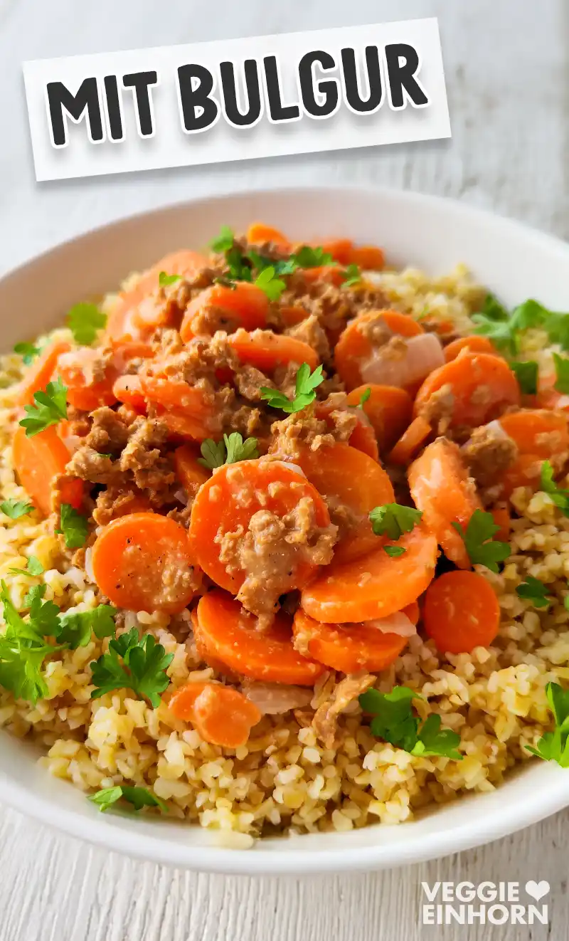 Vegane Sahne-Möhren mit Hack und Bulgur auf einem weißen Teller.
