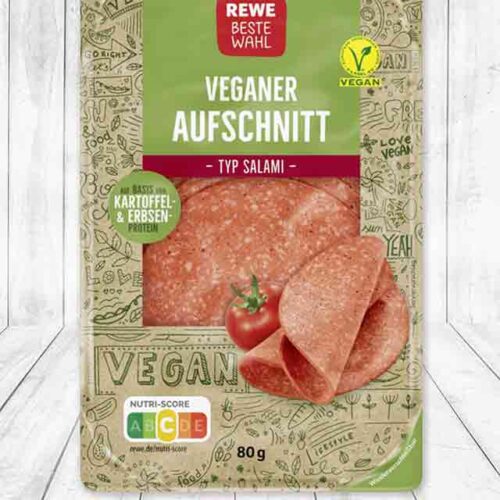 Eine Packung veganer Aufschnitt Typ Salami von Rewe