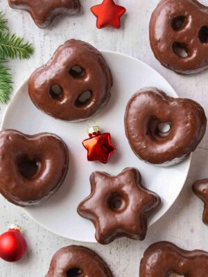 Teller mit veganen Lebkuchen mit Schokoglasur