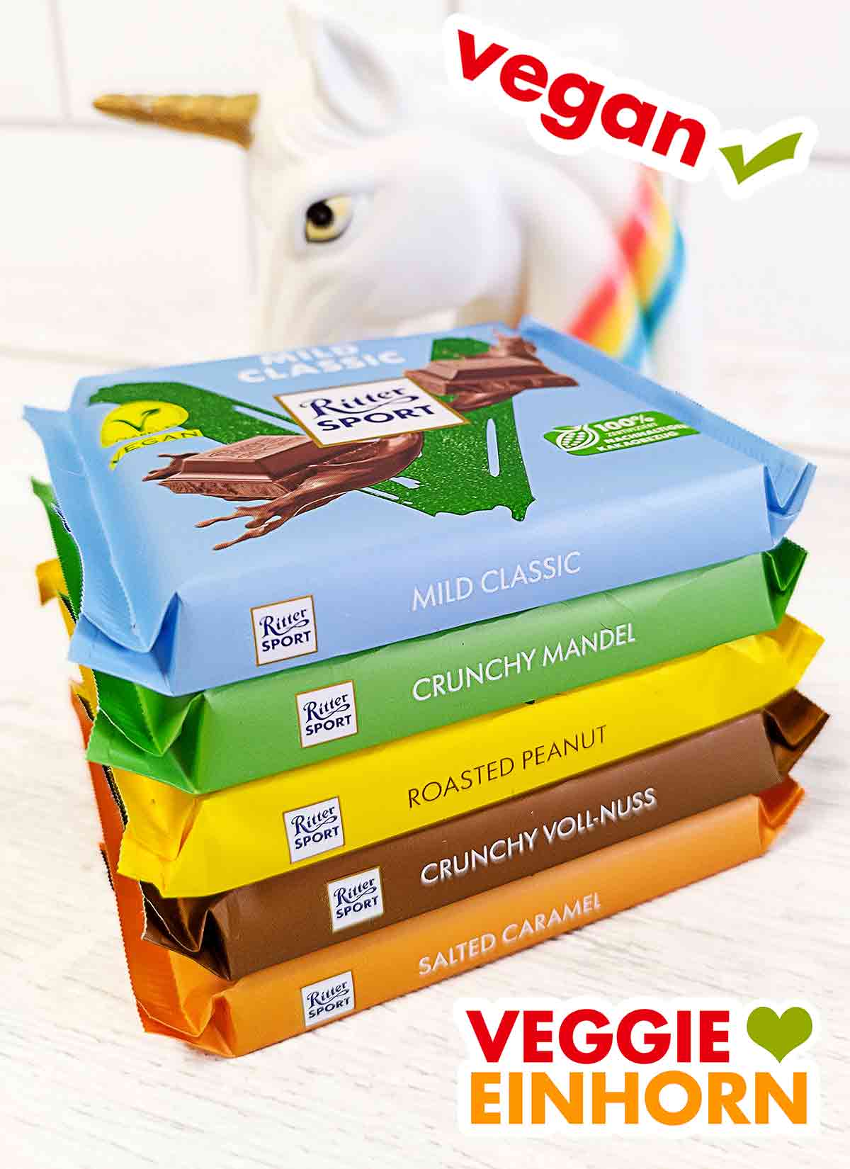 Ein Stapel mit 5 veganen Schokoladensorten von Ritter Sport