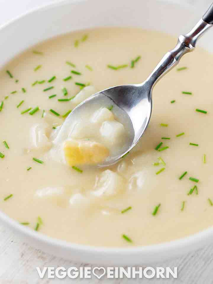 Vegane Spargelcremesuppe mit einem Esslöffel