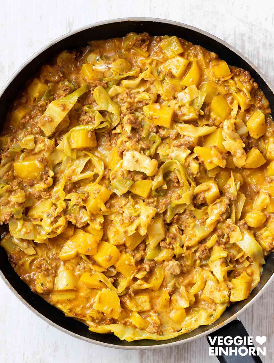 Vegane Spitzkohl-Hack-Pfanne mit Kartoffeln