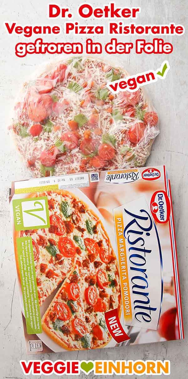Geöffnete Verpackung und die in Folie eingeschweißte gefrorene vegane Pizza