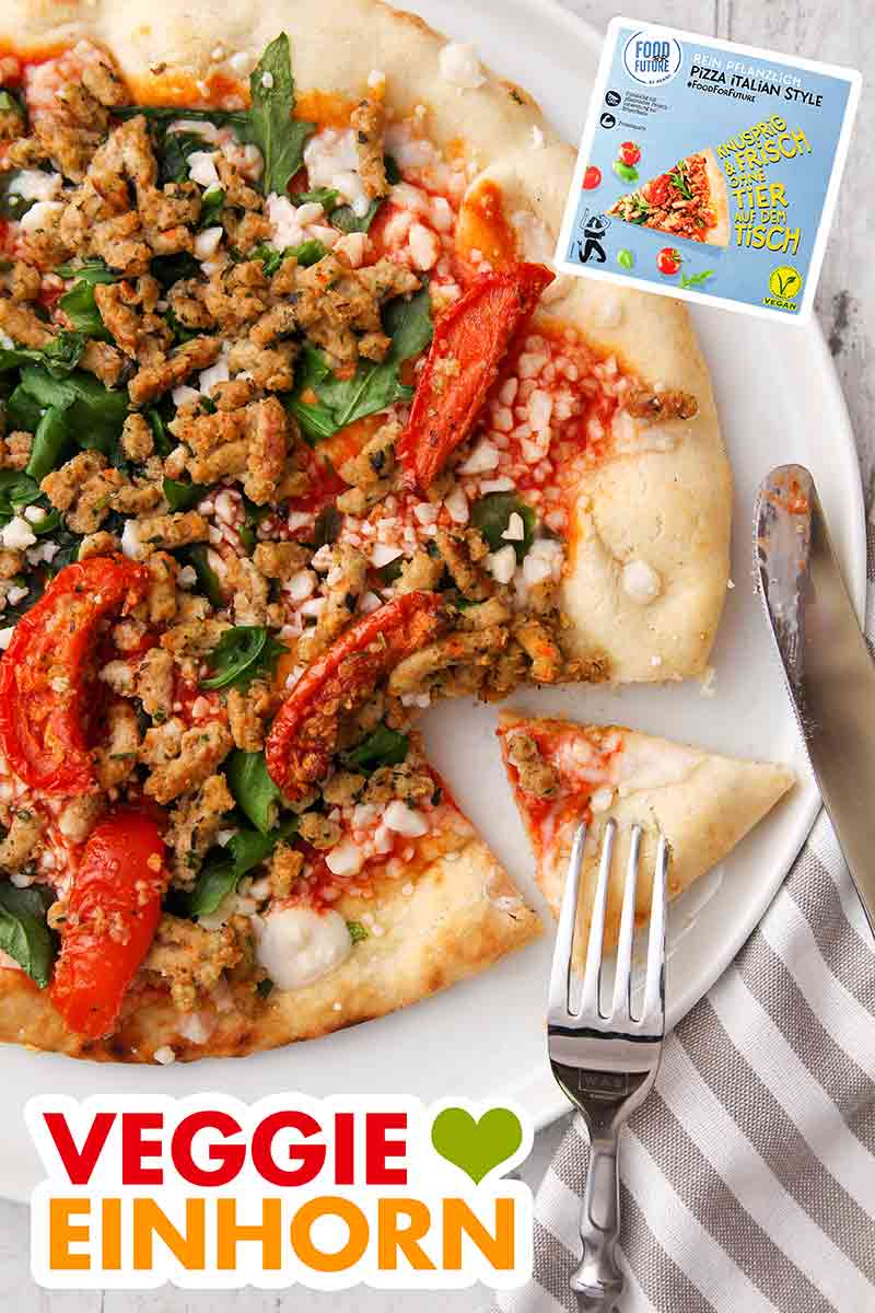 Vegane Pizza von Penny auf einem Teller mit Messer und Gabel