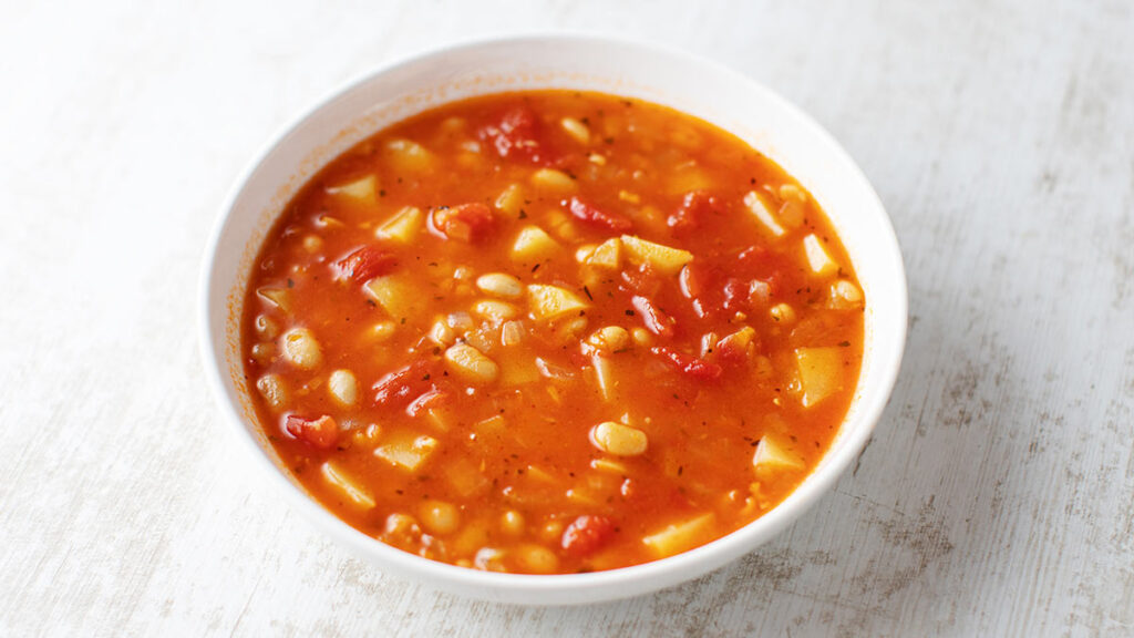 Einfache Tomaten Kartoffel Suppe mit weißen Bohnen