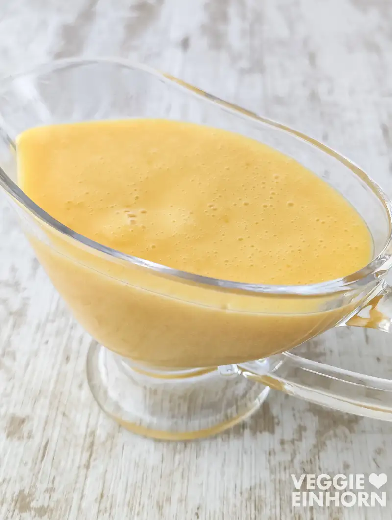 Glas-Sauciere mit veganer Vanillesoße.