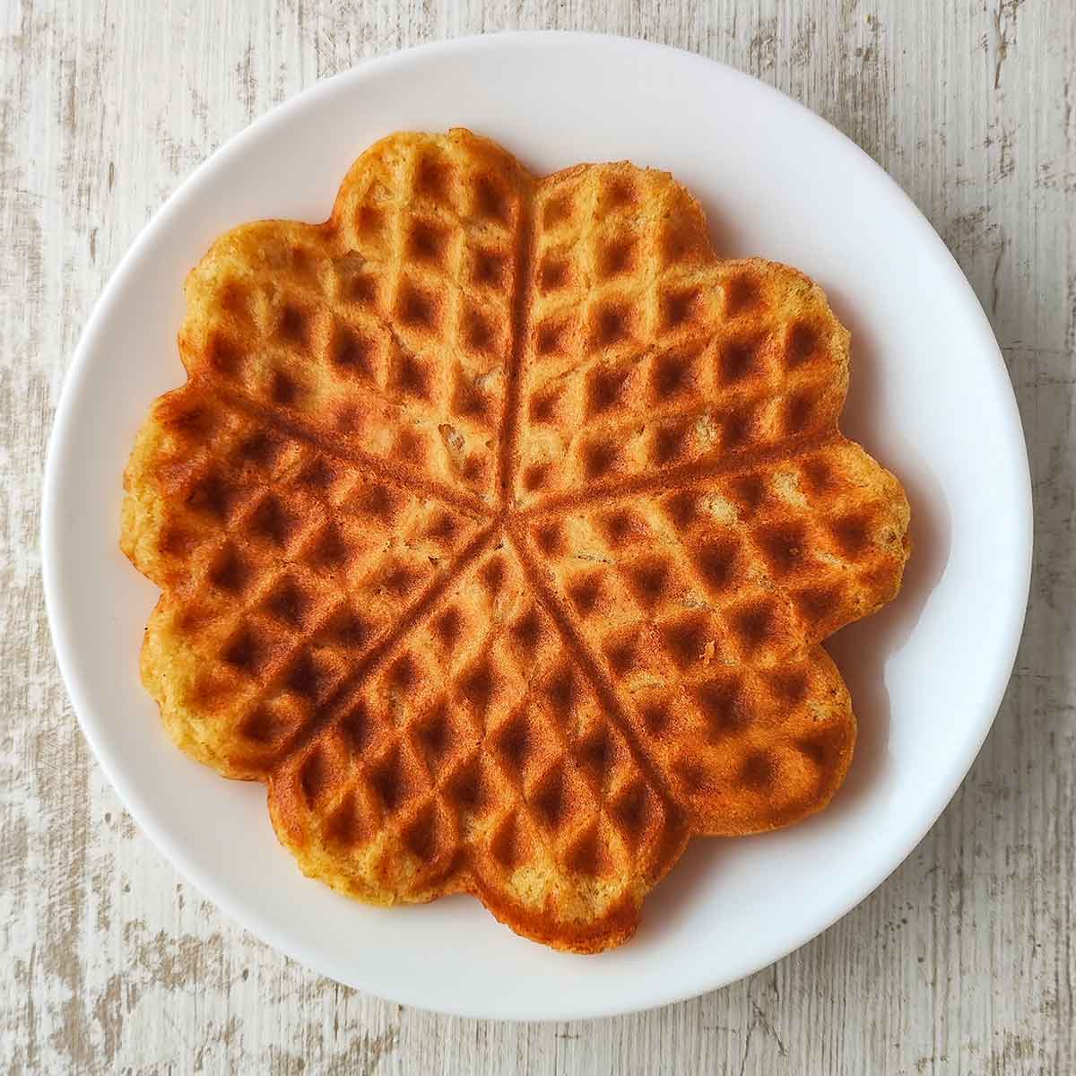 Vegane Waffel mit Apfelmus und aufschlagbarer veganer Sahne im Teig