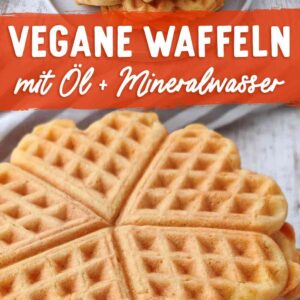 Zwei Fotos von einem Stapel herzförmiger veganer Waffeln, darüber liegt ein Textbanner mit der Aufschrift Vegane Waffeln mit Öl und Mineralwasser.