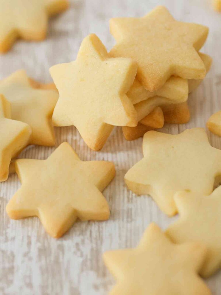 Einfache vegane Plätzchen von der Rolle mit Marmelade