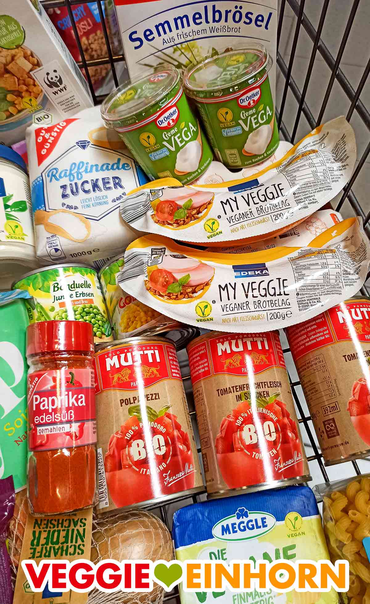 Vegane Lebensmittel im Einkaufswagen bei Edeka