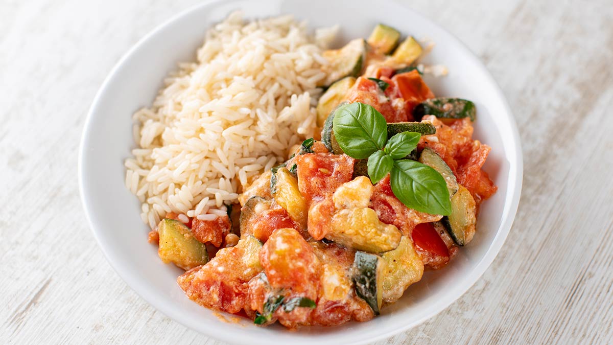 Vegane Zucchini Tomaten Pfanne mit Feta