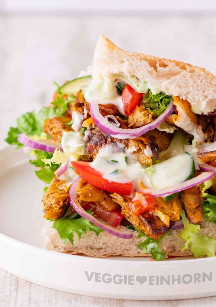 Einfachster veganer Döner mit fertigem Dönerfleisch und Salatmix