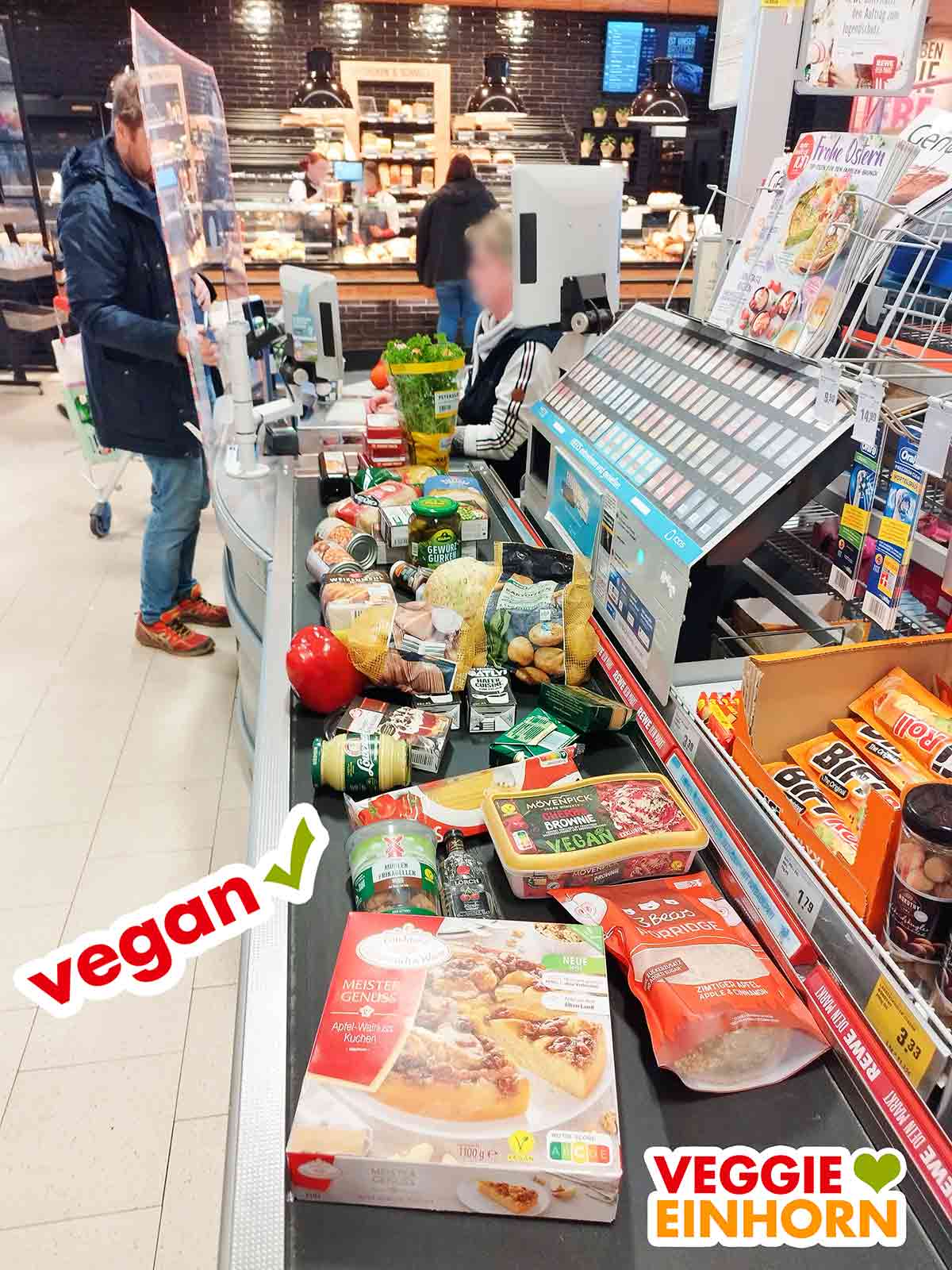 Veganer Fertigkuchen und andere vegane Lebensmittel an der Kasse bei Rewe