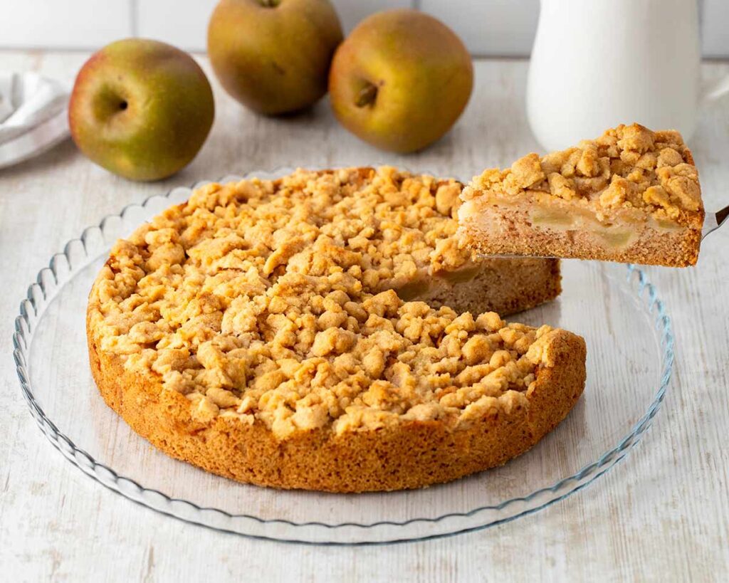 Saftiger veganer Apfelkuchen mit Rührteig und Streuseln