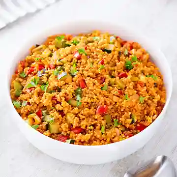 Nahaufnahme einer Salatschüssel mit veganem Bulgursalat.
