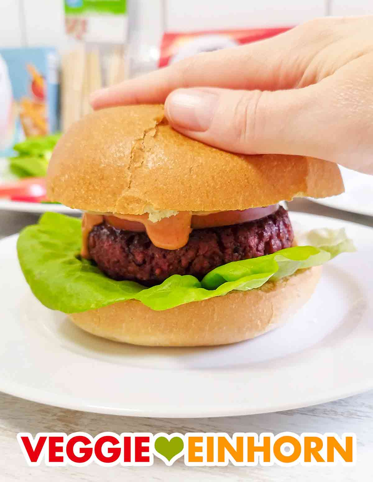 Veganer Burger mit einem Patty von Penny, Brötchen von Block House und Bugersoße